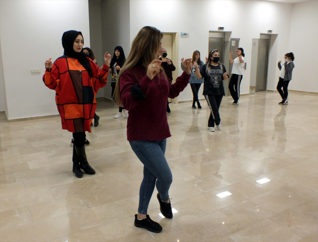 "Düğünler halaysız kalmasın" diye 632 kişiye eğitim veriyorlar